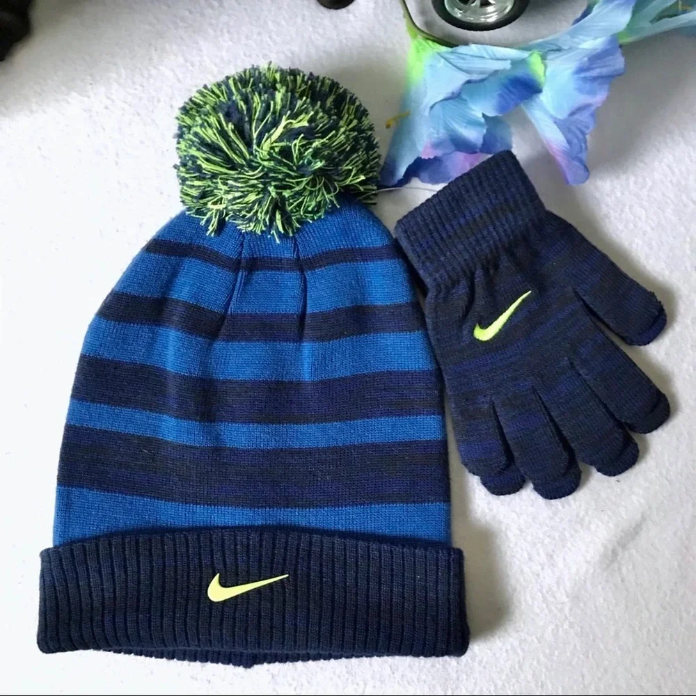 Nike NWOT Beanie with Gloves Set Youth OS (8/20)